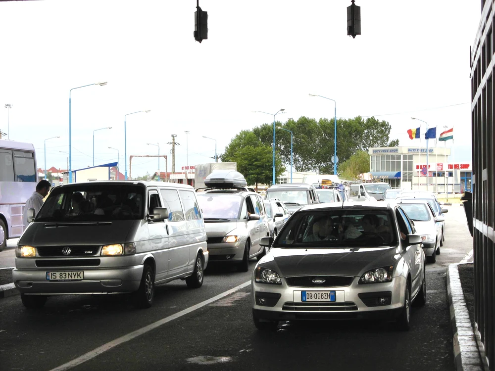 
    Românul şi-a croit drum printre poliţiştii din Vama Nădlac (foto: Click!)  