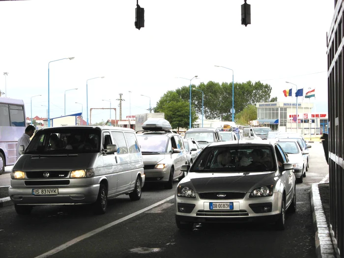 
    Românul şi-a croit drum printre poliţiştii din Vama Nădlac (foto: Click!)  