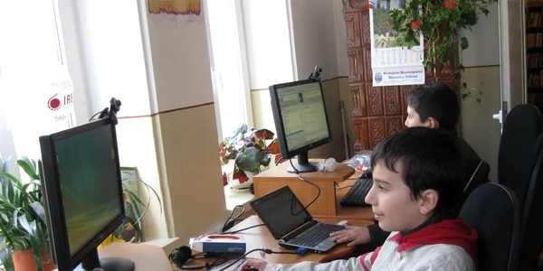 Calculatoarele din Biblionet sunt folosite cu precădere de elevi pentru messenger 
