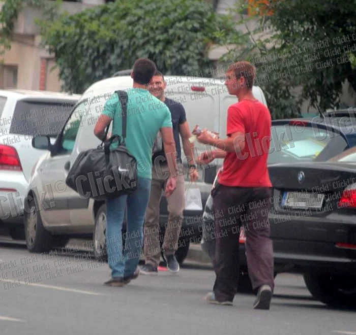Mircea Badea îşi continuă programul de mers la sală, în timp ce Carmen Brumă are grijă de copil. (Foto: CAPS)