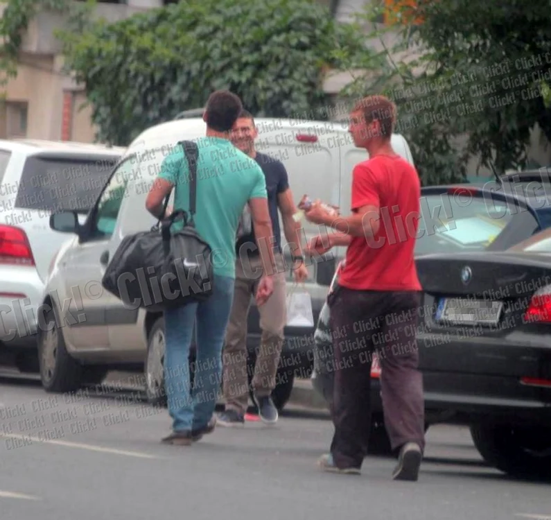 Mircea Badea îşi continuă programul de mers la sală, în timp ce Carmen Brumă are grijă de copil. (Foto: CAPS)