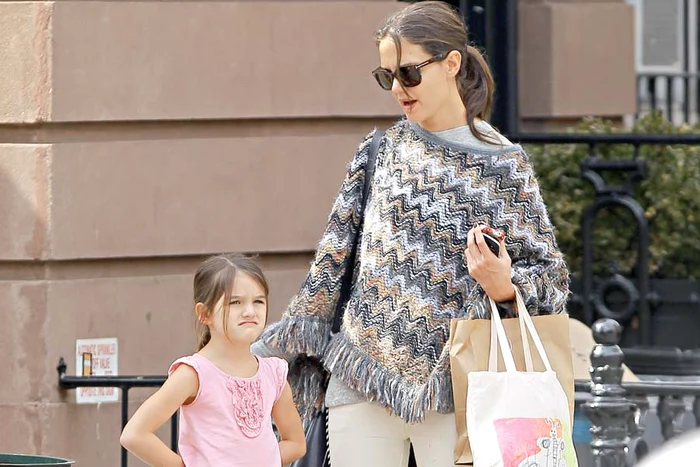 
    Nu degeaba sunt mamă  şi fiică. Katie Holmes  şi Suri Cruise seamănă  din ce în ce mai mult,  mai ales la  strâmbături  