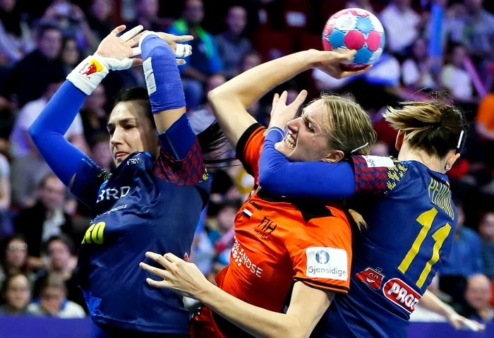 
    Cristina Neagu s-a reîntâlnit cu formația Olandei, pe care a înfruntat-o și la CE 2018, înainte să se accidentezeFoto: EPA-EFE  