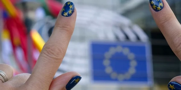 Imaginea Zilei / O femeie îşi arată manichiura făcută în culorile steagului European în faţa clădirii Parlamentului European din Bruxelles Belgia FOTO EPA – EFE / Olivier Hoslet / 24 mai 2019