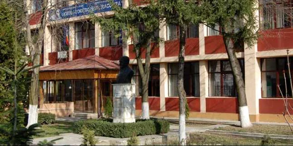 Liceul „Emil Racoviţă“ din Vaslui FOTO