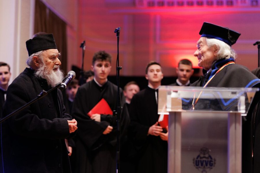  Neurochirurgul Leon Dănăilă a primit, la Arad, cea mai înaltă distincție eparhială. Momente emoționate pentru celebrul medic FOTO