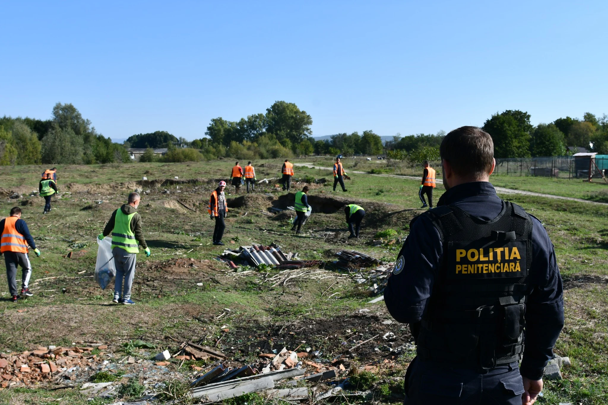 Ajutor în gospodărie de la deținuți: cât plătești pentru o oră de muncă. „Aveți de spart lemne, de săpat manual, de curățat pomii sau alte activități gospodărești?”