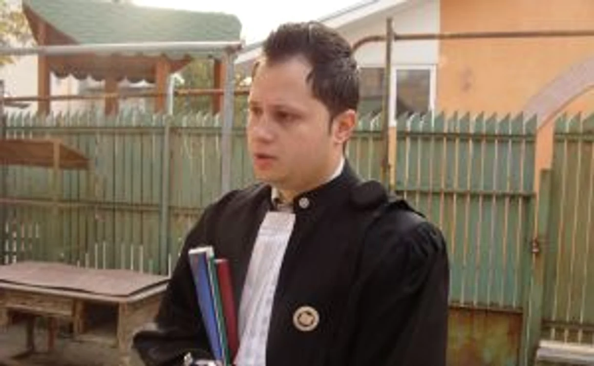 Avocatul Lucian Marinescu a pledat in instanţă pentru acceptarea căsătoriei mamei minore