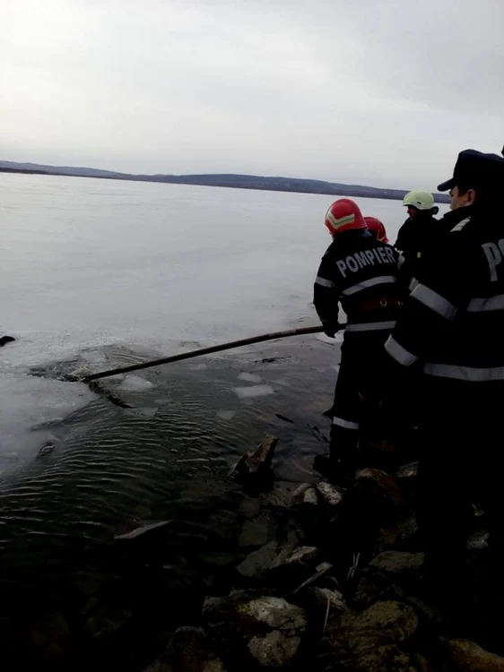 Trupul a fost scos din apele îngheţate ale lacului FOTO ISU Sălaj