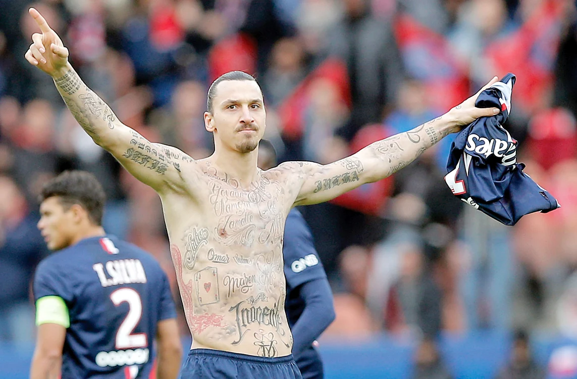 Pe spatele atacantului suedez sunt tatuajele care îl definesc ca omFoto: AP