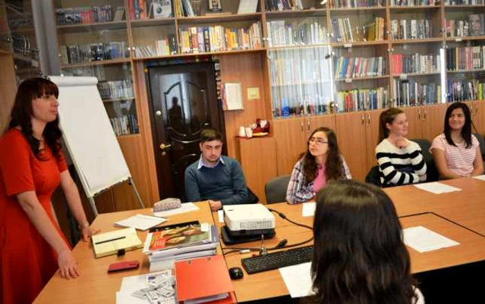 Elevi la American Corner Bacău, în cadrul „English Access Microscholarship Program"