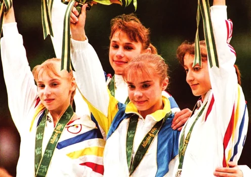 Trei gimnaste din România s-au aflat pe podiumul probei de individual compus: Simona Amânar şi Lavinia Miloşovici şi Gina Gogean; în mijlocul lor e medaliata cu aur, Lilia Podkopaeva din Ukraina (© Guliver/Getty Images)