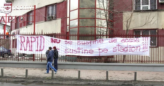 Banner afişat la stadionul „Valentin Stănescu“ FOTO Mediafax