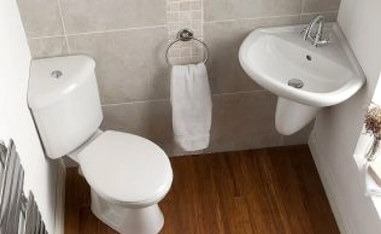 Obiectele sanitare „de colţ” pot da impresia că spaţiul e mai mare FOTO Bigbathshop.com