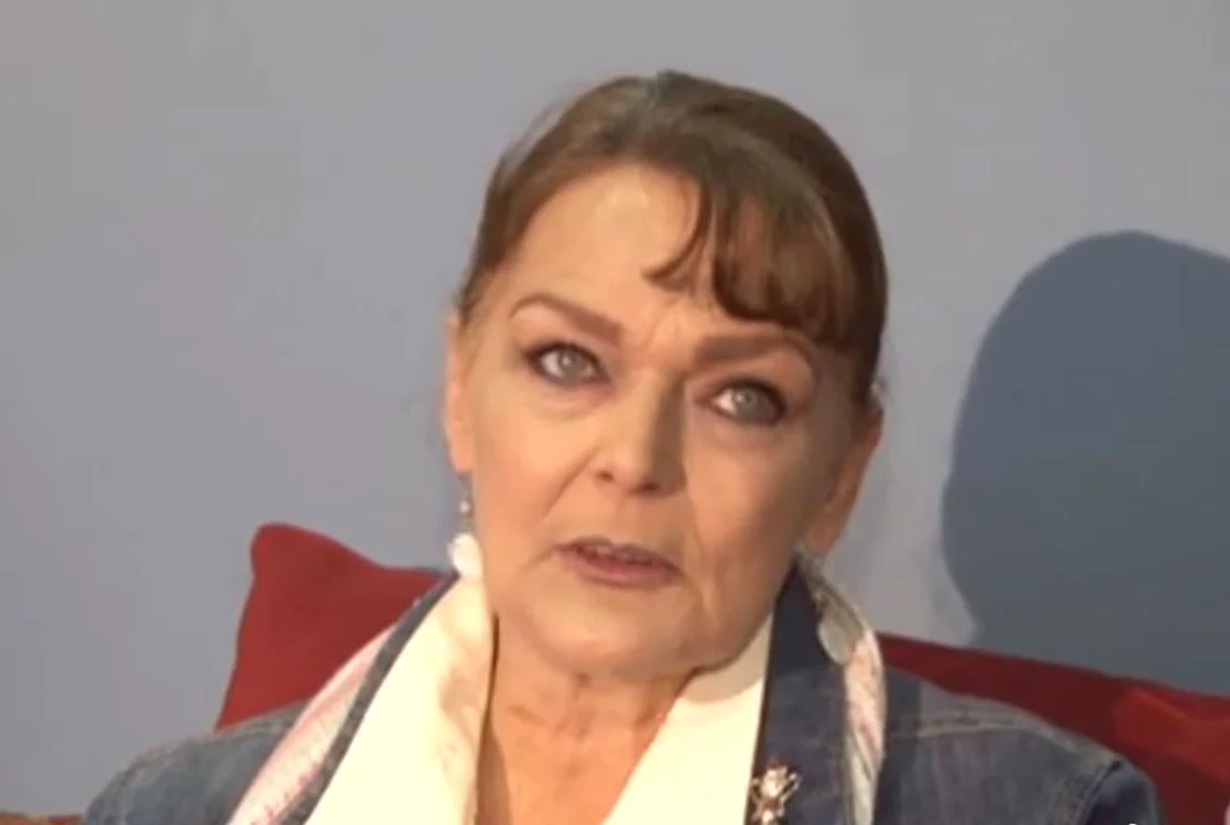 
    Femeia a orbit după ce a lăsat-o pe pisica ei să o lingăfoto: captură video  