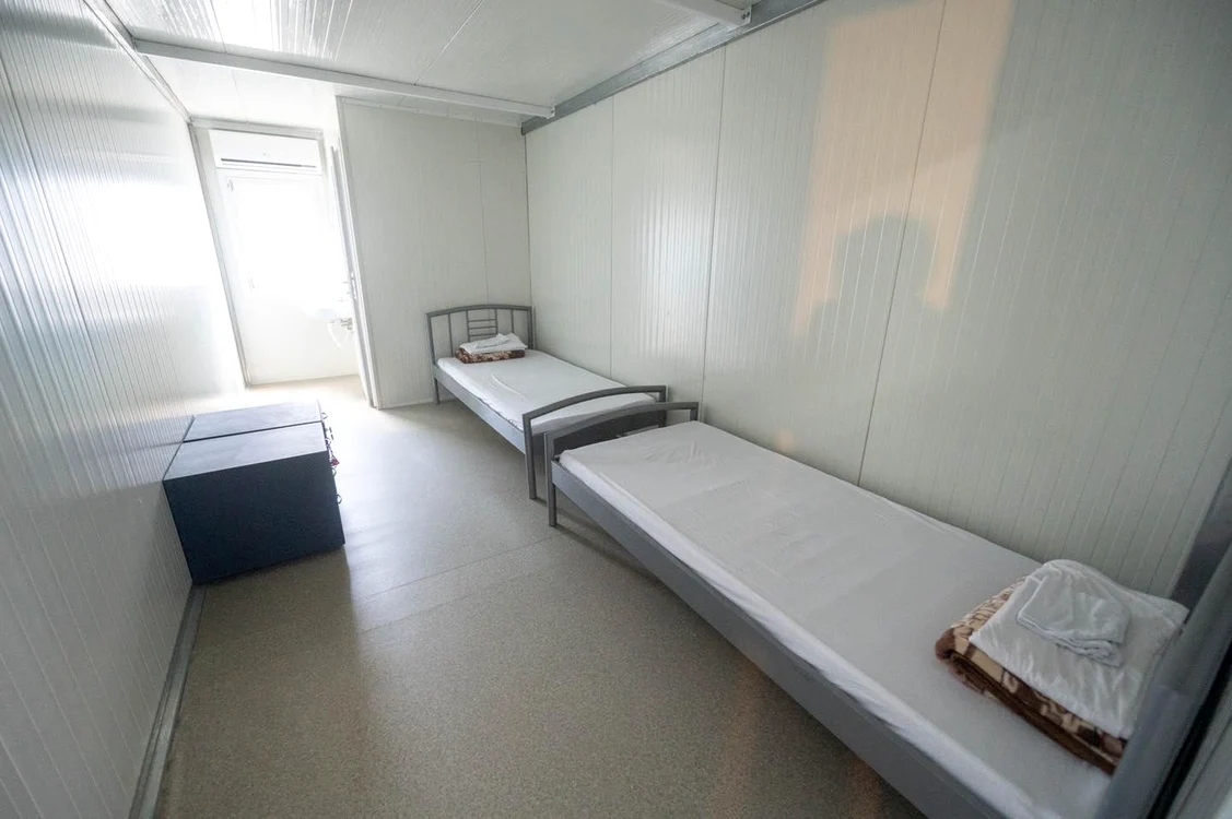 Camerele din spitalul modular au unul și două paturi