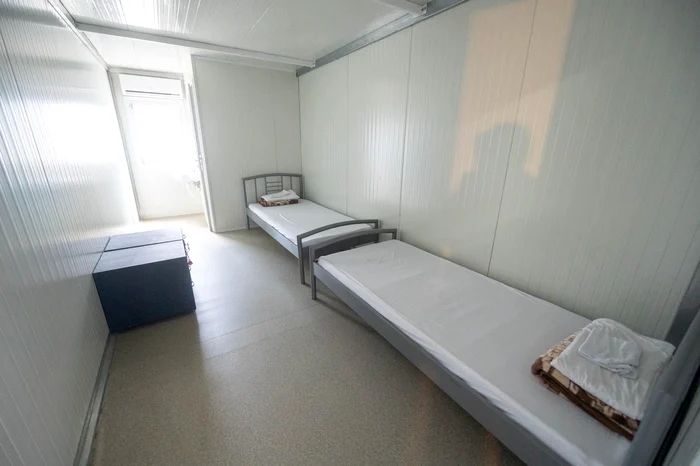 Camerele din spitalul modular au unul și două paturi
