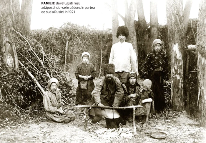 Familie de refugiaţi ruşi, adăpostindu-se în pădure, în partea de sud a Rusiei, în 1921 FOTO historia.ro