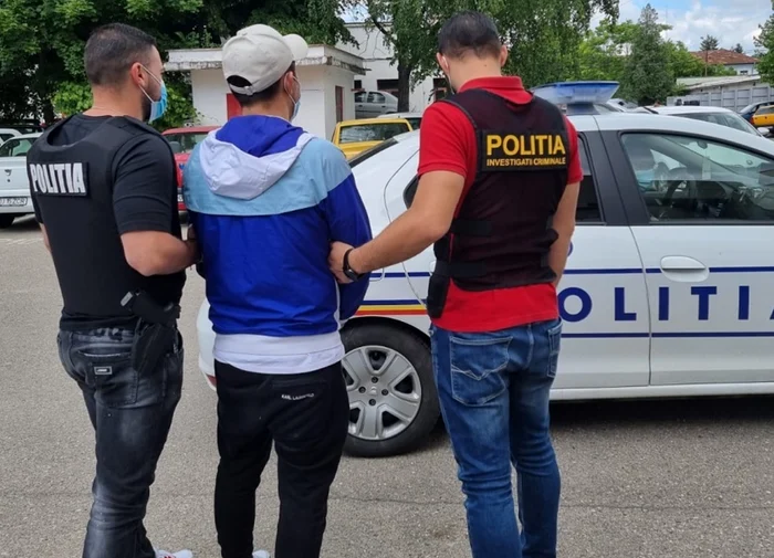 
    Un bărbat dat în urmărire internaţională a fost prins de polițiștii din Craiova  