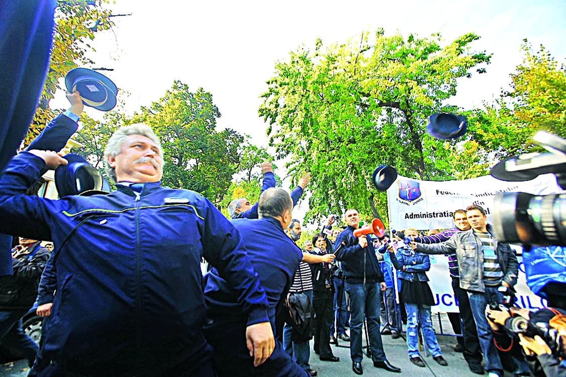 foto: Agerpres - Gardienii: «V-am păstrat un pat în celulă!»