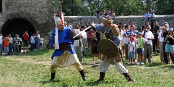 Braşov: FOTOGALERiE/ Spectacol inedit în Cetatea Râşnov