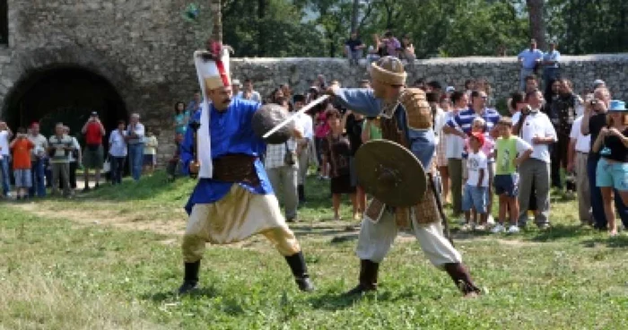 Braşov: FOTOGALERiE/ Spectacol inedit în Cetatea Râşnov