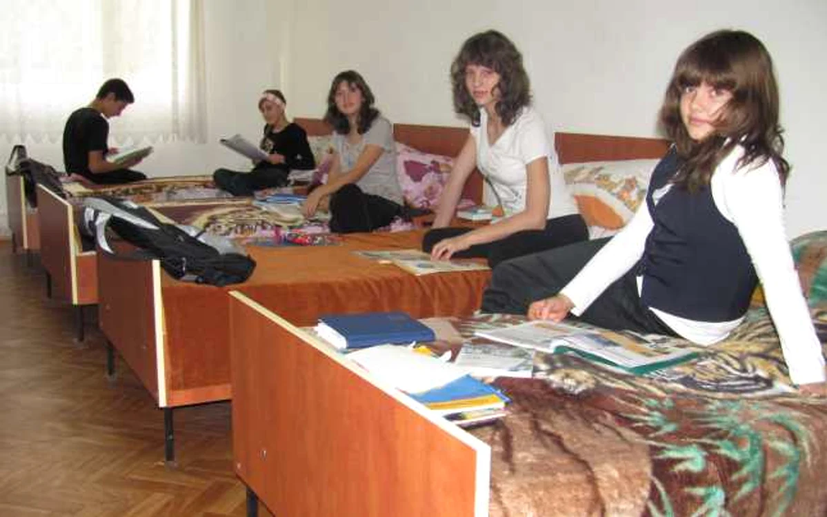 Fetele bursiere sunt colege de cameră, la cămin
