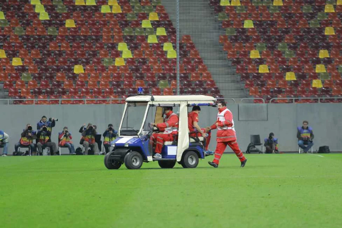 Steaua - Maccabi 4-2 - Gardos părăsește terenul accidentat * Foto: Marian Burlacu