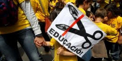 Tinerii spanioli vor fonduri pentru educaţie