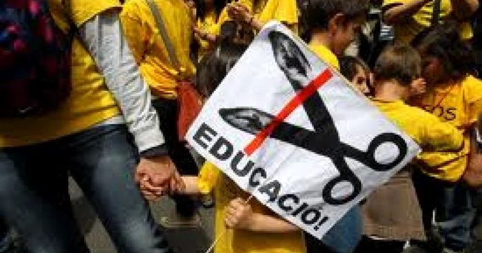 Tinerii spanioli vor fonduri pentru educaţie