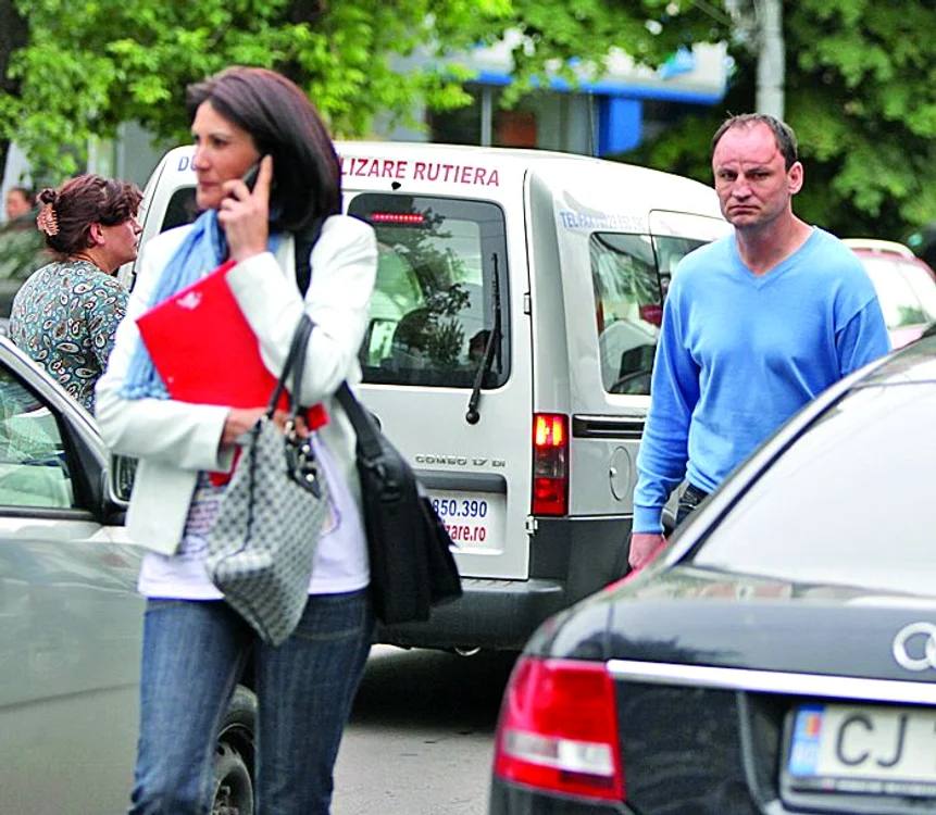 
    Doboş îşi urmează  conştiincios soţia,  care vorbeşte la telefon  