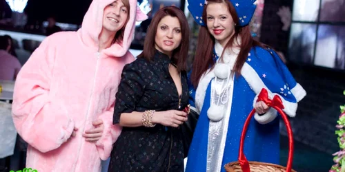 Victoria Lungu, între două personaje de poveste.  FOTO: allfun.md