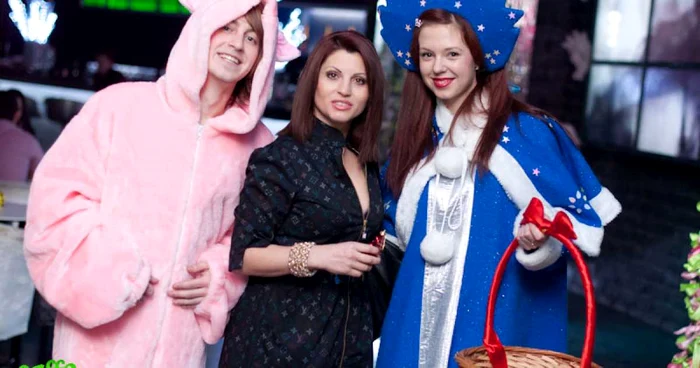 Victoria Lungu, între două personaje de poveste. FOTO: allfun.md