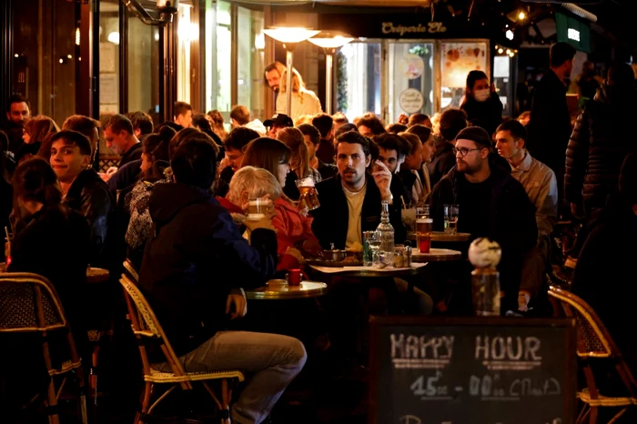 
    Parizienii au luat cu asalt terasele înainte de intrarea în vigoare a unei noi carantine naţionalefoto: Profimedia  