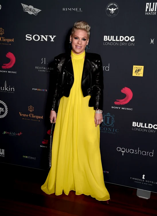 Pink pe covorul roșu de la Brit Awards