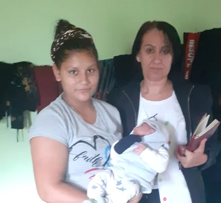 Mamele cu copii mici sunt monitorizate de asistentul medical comunitar FOTO. arhiva personală C. B.