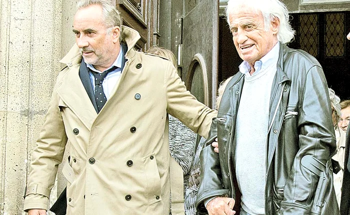 Nu mai poate merge fără a fi sprijinit de cineva