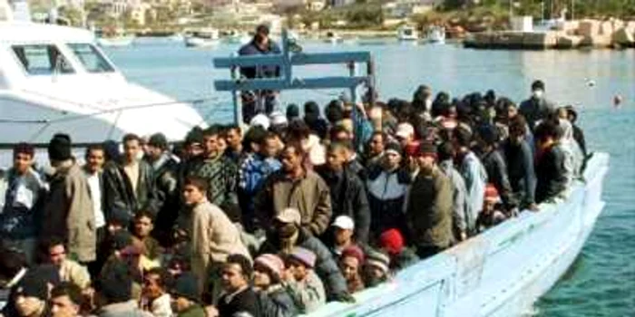 Imigranţi înghesuiţi pe o barcă, Lampedusa, Italia