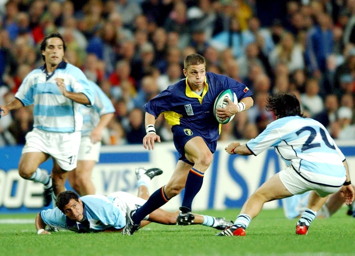 Ioan Teodorescu încearcă să depășească apărarea Argentinei în meciul din 2003Foto: EPA-EFE