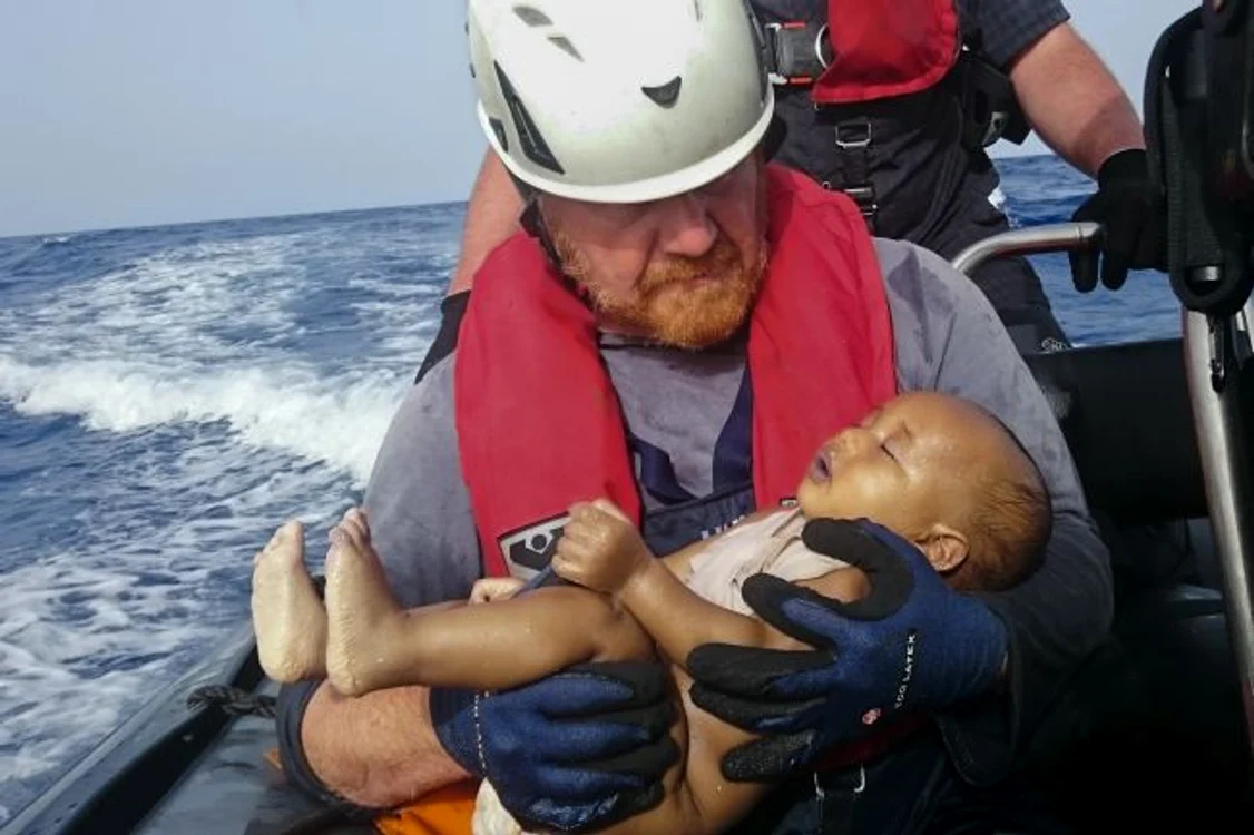 
    Unul dintre refugiații morți scoși din mare a fost acest bebelușFoto: AP  