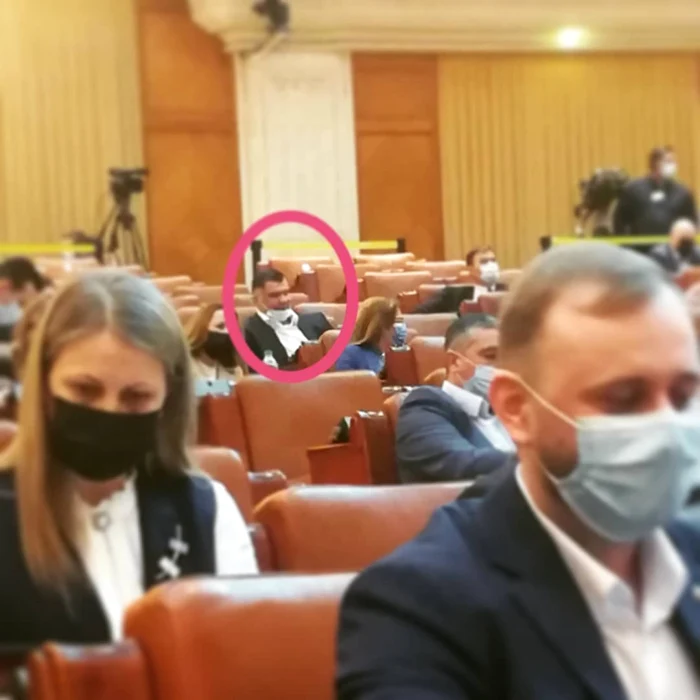 Daniel Ghiţă refuză să poarte masca în plenul Camerei Deputaţilor. FOTO: Facebook/ Mihai Poliţeanu