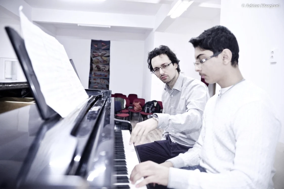 Octavian Renea predând la colegiul unde a studiat Foto Adrian Mergiani