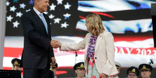 Președintele Klaus Iohannis, premierul Marcel Ciolacu și ambasadorul SUA în România, Kathleen Kavalec, participă la recepția oferită de Ambasada Statelor Unite ale Americii cu ocazia celei de-a 247-a aniversări a Zilei Independenței, în București. FO