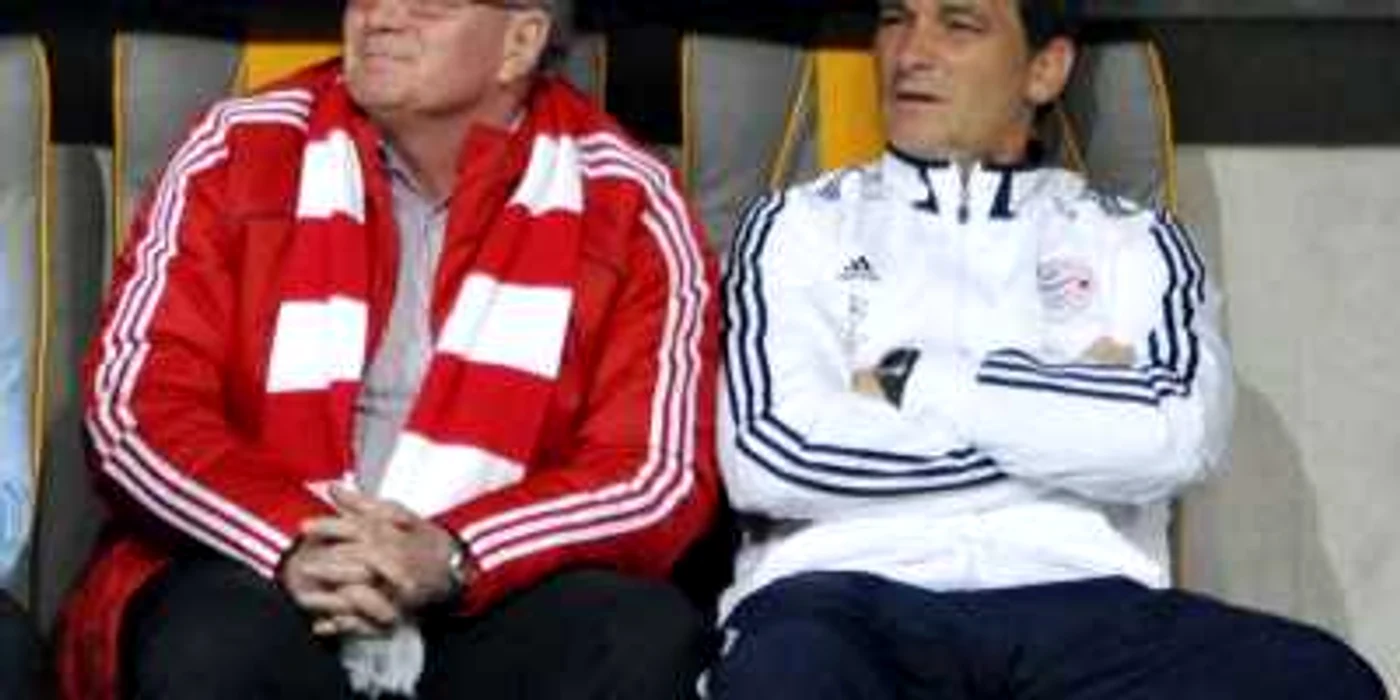 Uli Hoeness (stânga), pe banca tehnică a lui Bayern Munchen