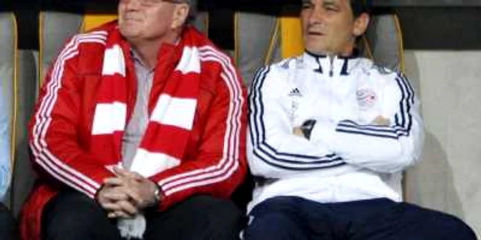 Uli Hoeness (stânga), pe banca tehnică a lui Bayern Munchen