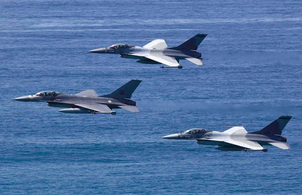 Trei escadrile române de aeronave F-16 Fighting Falcon execută misiuni de Poliție Aeriană sub comandă NATO