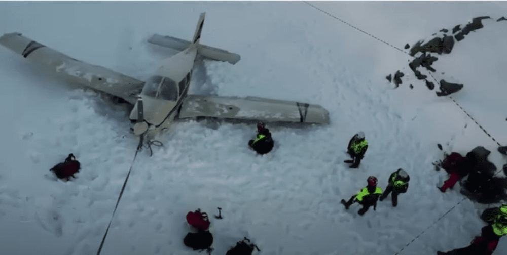 Cum a salvat o tânără pilot pasagerii unui avion aterizat în vârf de munte, în Italia | VIDEO