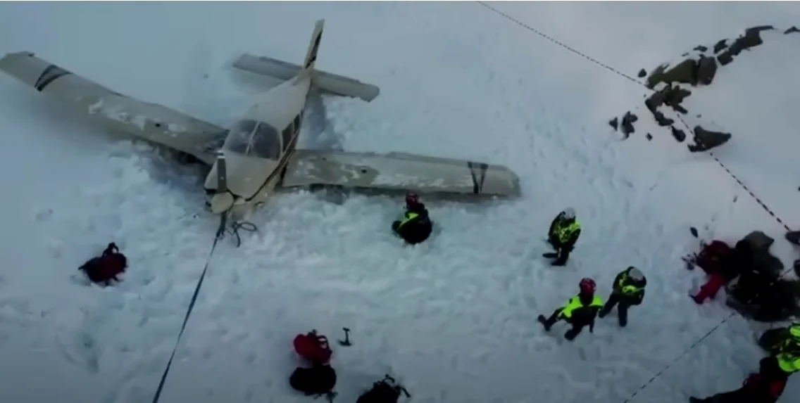 Avion aterizat în vârf de munte, în Italia  Foto Captură video YouTube jpg
