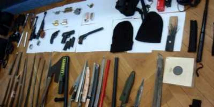 Arme confiscate la percheziţiile realizate de poliţişti