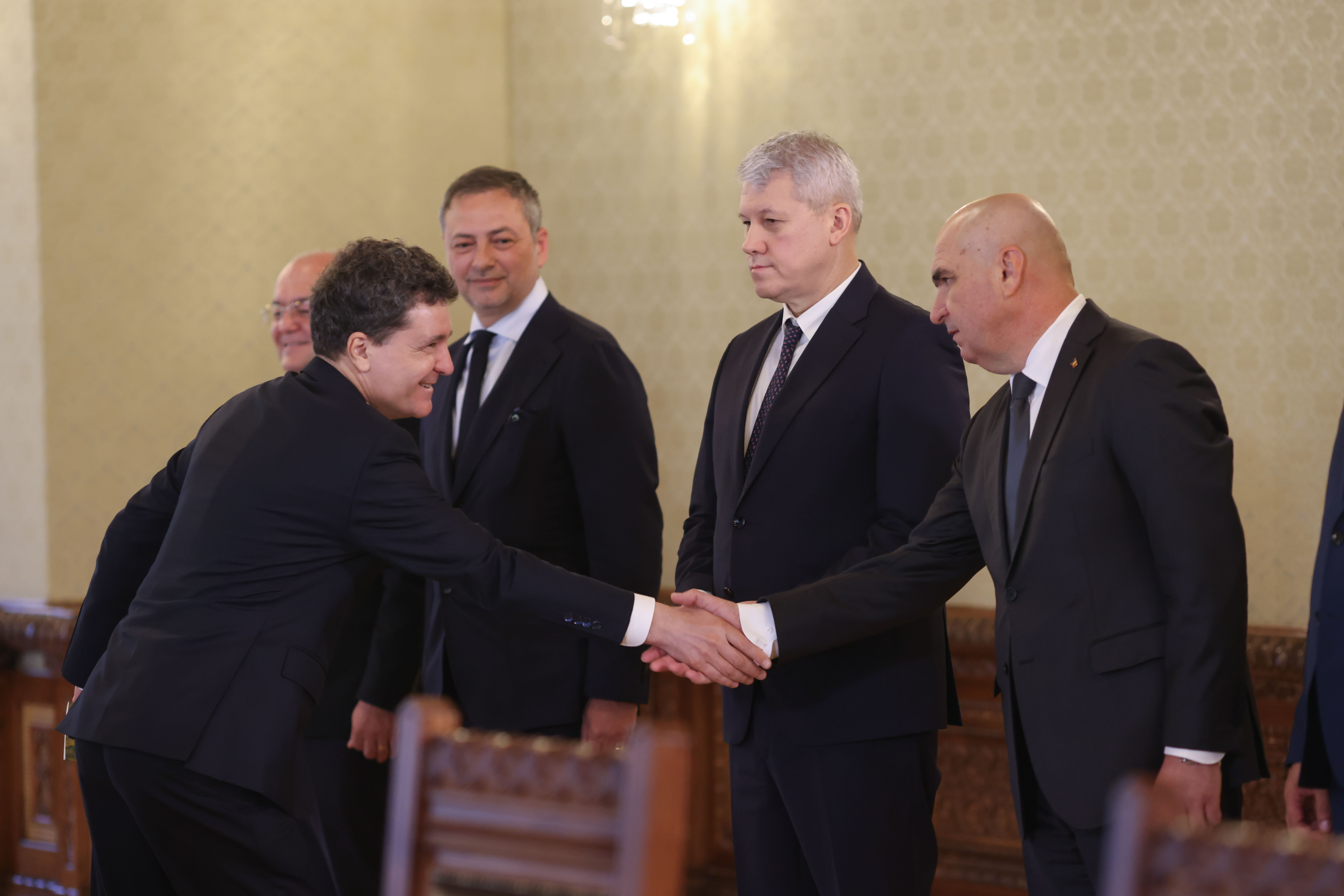 Nicușor Dan, președintele României, se întâlnește cu reprezentanții PSD, PNL și USR în timpul consultărilor cu partidele şi formaţiunile politice parlamentare în vederea desemnării candidatului la funcţia de prim-ministru, la Palatul Cotroceni din Bu